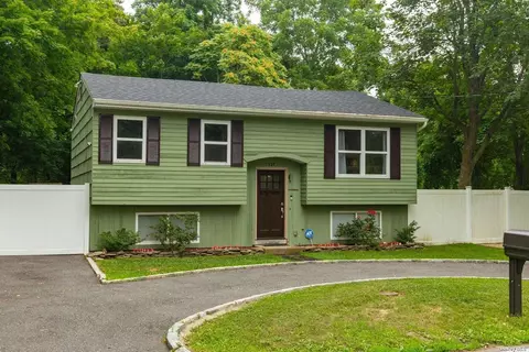 121 Head Of The Neck Rd, Bellport, NY 11713
