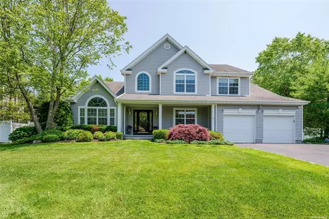 8 Greenbrush Ct, Greenlawn, NY 11740