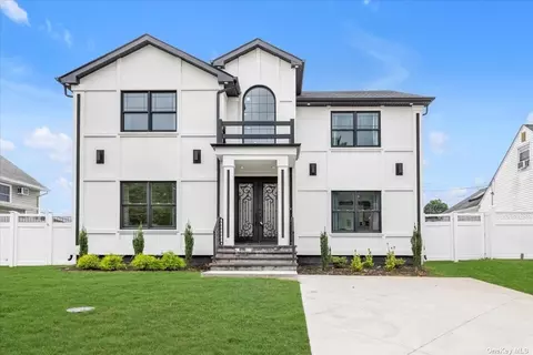 15 Albert Rd, Hicksville, NY 11801