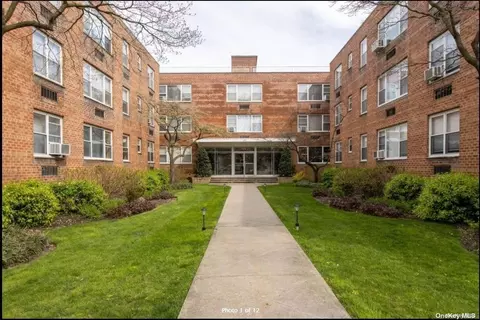 125 Main St #2C, Port Washington, NY 11050