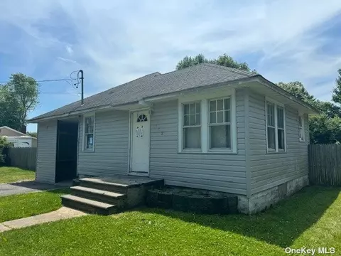 112 Diana Dr, Mastic Beach, NY 11951
