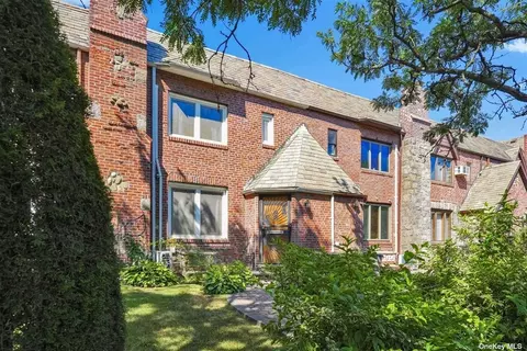 61-41 Alderton St, Rego Park, NY 11374