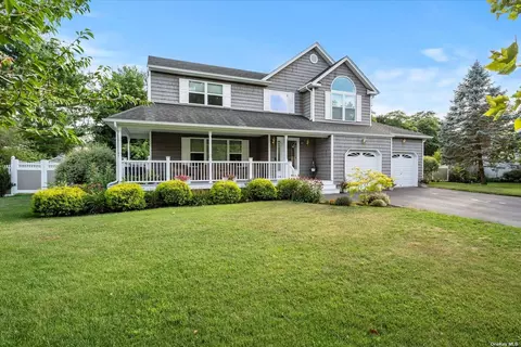 20 Ross Ln, Mount Sinai, NY 11766