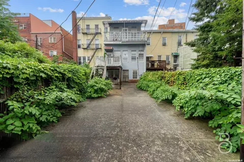 25-14 Newtown Ave, Astoria, NY 11102