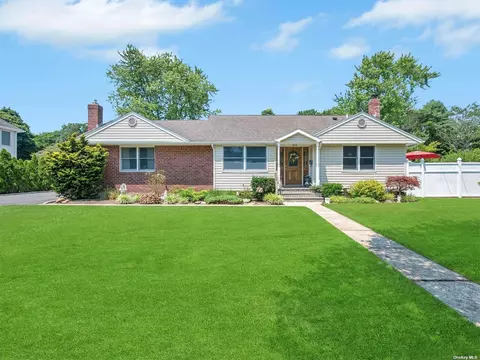 14 Trout St, Oakdale, NY 11769