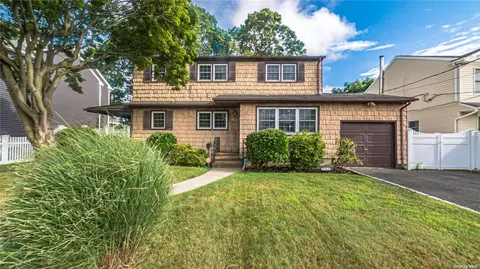 782 Bermuda Rd, West Babylon, NY 11704