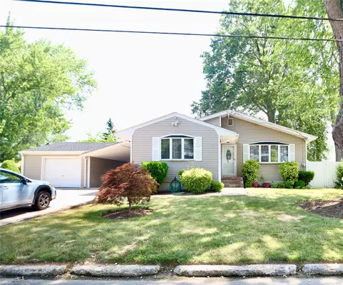 125 Chapel Hill Dr, Brentwood, NY 11717