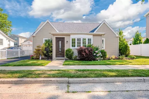 32 Brighton Rd, Island Park, NY 11558
