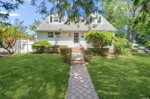 11 Essex Pl, Deer Park, NY 11729