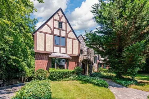 4 Mirrielees Cir, Great Neck, NY 11021