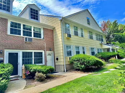 615 Towne House #615, Hauppauge, NY 11749