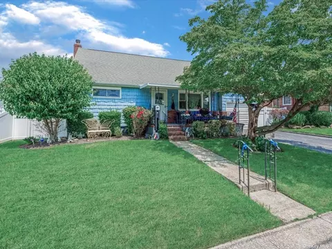 215 N Manhattan Ave, Massapequa, NY 11758