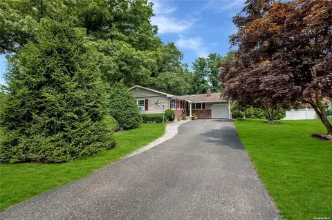 16 Robinhood, Nesconset, NY 11767