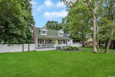 8 Arrowhead Dr, Shirley, NY 11967