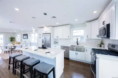 892 Surf St, Lindenhurst, NY 11757