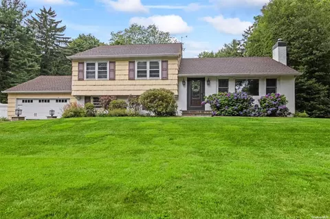 3 Salem Ridge Dr, Huntington, NY 11743