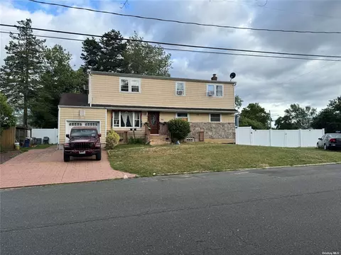 36 Oakland St, Brentwood, NY 11717