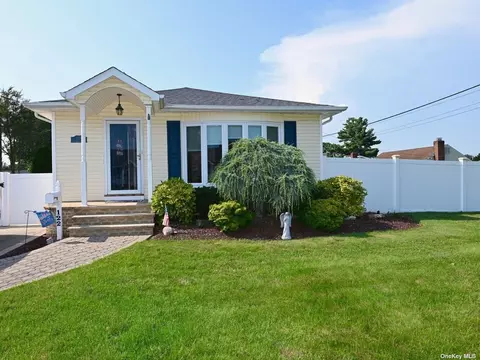 122 Nevada St, Hicksville, NY 11801