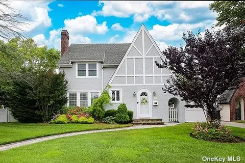 33 Demott Ave, Rockville Centre, NY 11570