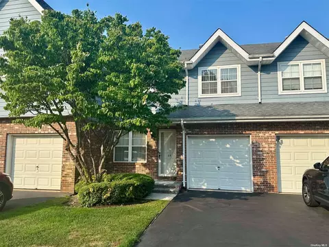 25 Goldenwood Cir #-, Central Islip, NY 11722