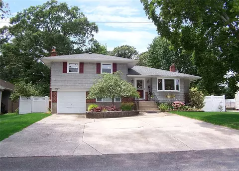 98 N Evergreen Dr, Selden, NY 11784