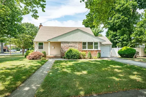 27 Ash St, Westbury, NY 11590