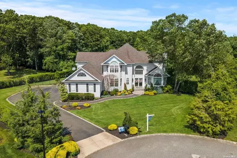5 Bayberry Ct, Miller Place, NY 11764