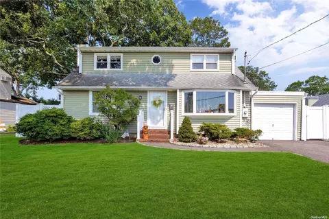 211 Tiffany Dr, Massapequa Park, NY 11762