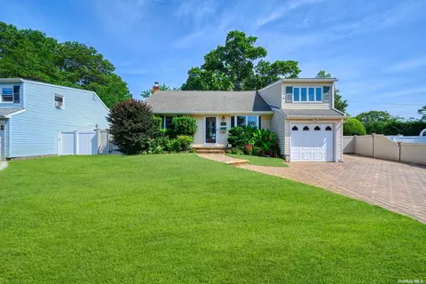 3987 Beechwood Pl, Seaford, NY 11783