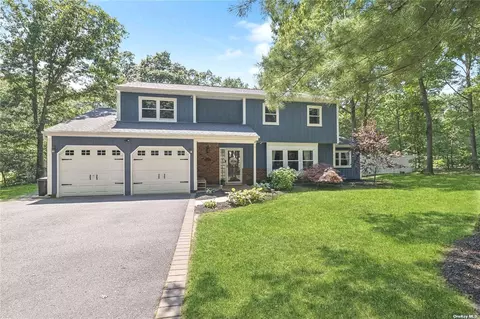 10 Ramblewood Rd, Ridge, NY 11961