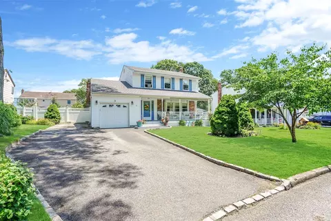 15 Bell Ct, Ronkonkoma, NY 11779
