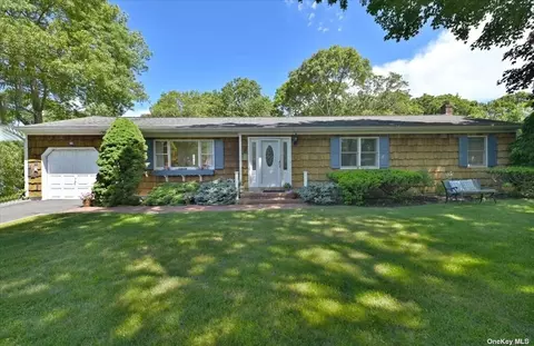 20 Sherwood Rd, Hampton Bays, NY 11946