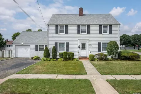 9 Walnut Ave, Farmingdale, NY 11735