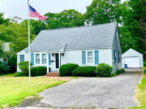 11 Case Ct, Sayville, NY 11782