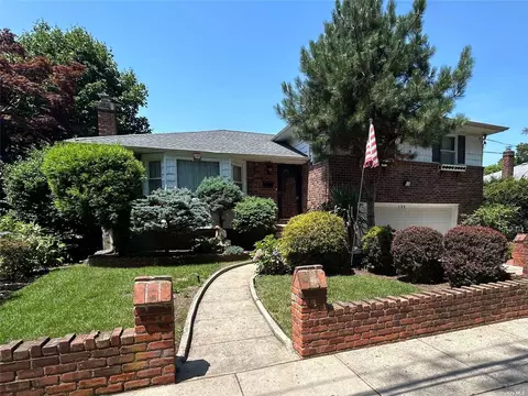 135 Brookside Dr, Valley Stream, NY 11581