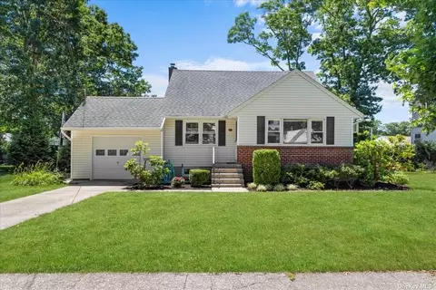 175 Deauville Blvd, Copiague, NY 11726