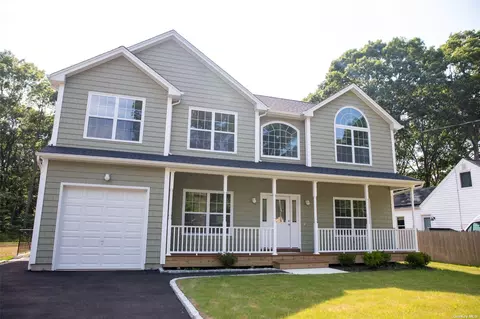 39 W End, Shirley, NY 11967