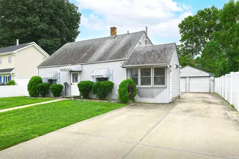 73 Hyacinth Rd, Levittown, NY 11756