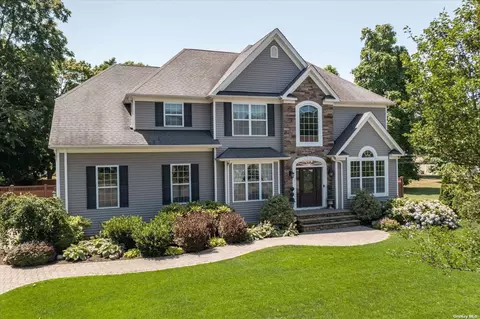 16 Jenna Ct, Kings Park, NY 11754