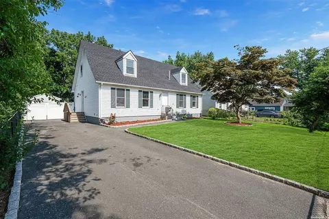 63 Nottingham Ave, Patchogue, NY 11772