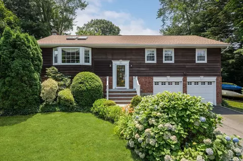 7 Lovers Ln, Huntington, NY 11743