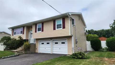 545 Polaris St, North Babylon, NY 11703