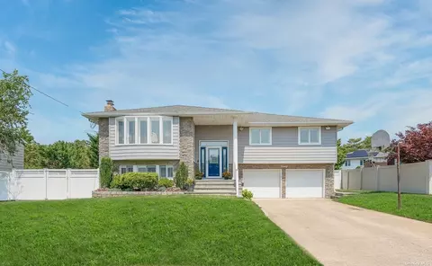20 Comet Ln, Massapequa, NY 11758