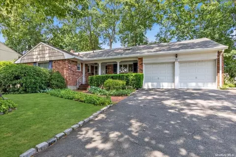 31 Cedar St, Syosset, NY 11791