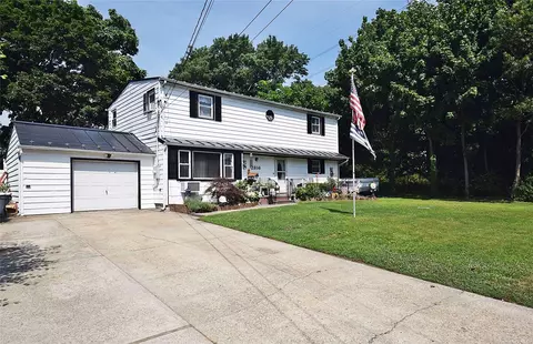 2816 Connecticut Ave, Medford, NY 11763