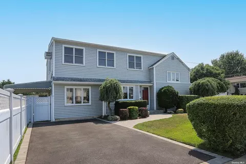 3018 Saint Regis St, Wantagh, NY 11793