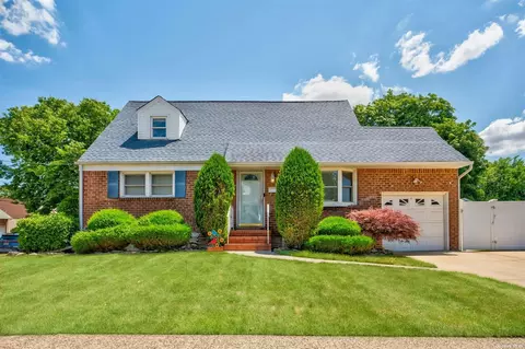 132 Lincoln Rd, Franklin Square, NY 11010