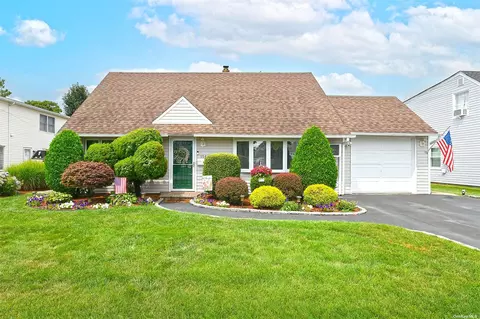 156 Southberry Ln, Levittown, NY 11756