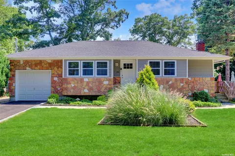 20 Croley St, Huntington, NY 11743