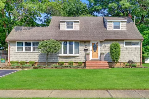 69 Westwood Rd N, Massapequa Park, NY 11762